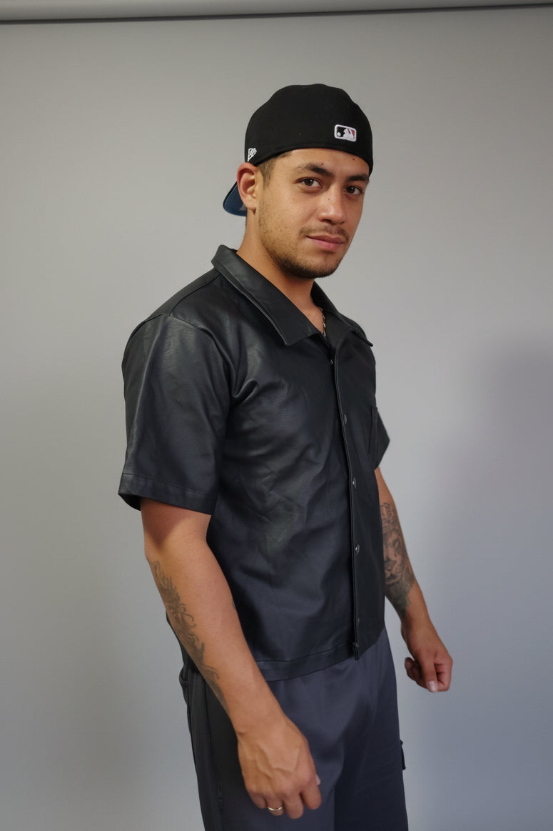 Camisa Manga Corta Negra en Cuero con Broches