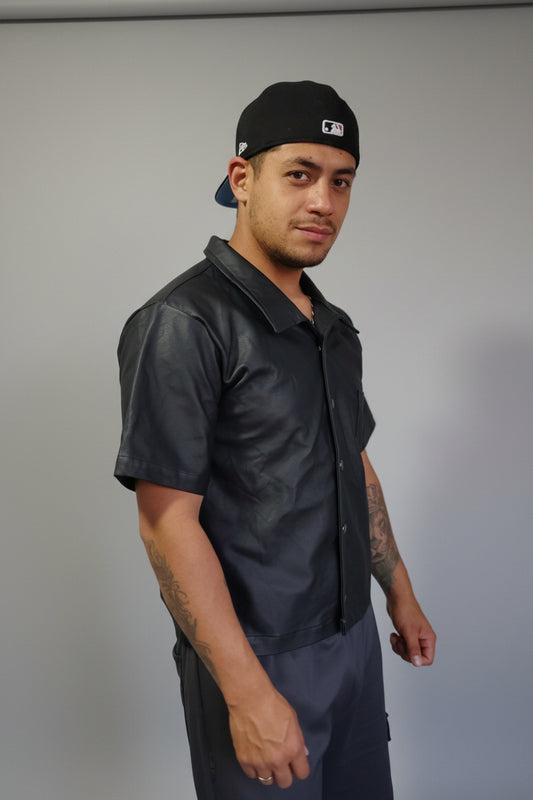 Camisa Manga Corta Negra en Cuero con Broches